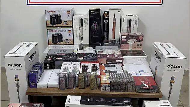 Otobüsten kaçak ürün yağdı