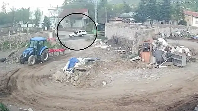 Hacılar'da otobüsten inip yola atlayan gence otomobil çarptı!