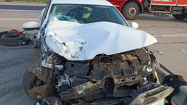 Otomobil bariyerlere çarptı