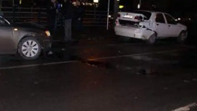 3 OTOMOBİL ÇARPIŞTI: 1 YARALI
