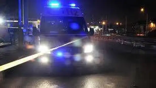 Otomobil çekiciye arkadan çarptı