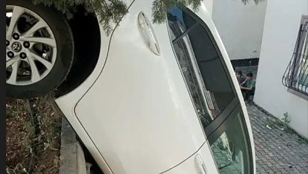 Otomobil dik halde bahçeye uçtu!