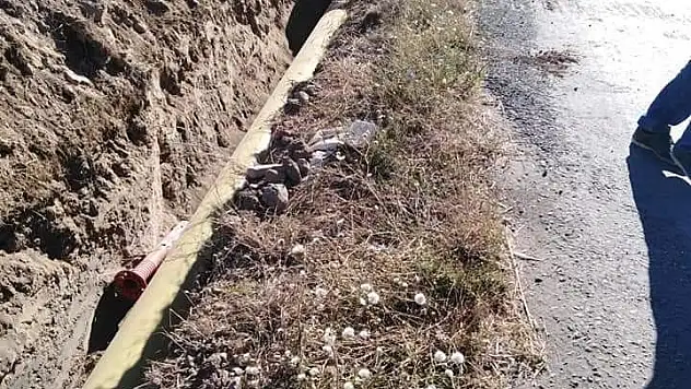 Otomobil doğalgaz kanalına düştü