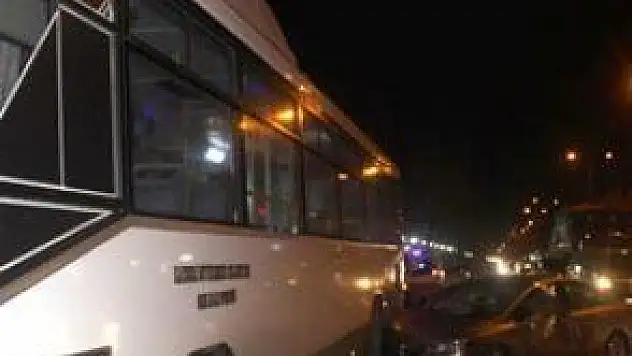 OTOMOBİL HALK OTOBÜSÜNE ÇARPTI: 2 YARALI