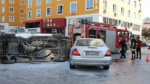 Otomobil ile çarpışan araç yan yattı 
