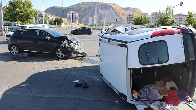 Son dakika....Otomobil ile çarpışan kamyonet yan yattı: 4 yaralı