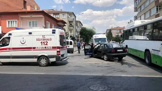 Otomobil ile hafif ticari araç çarpıştı: Yaralılar var!