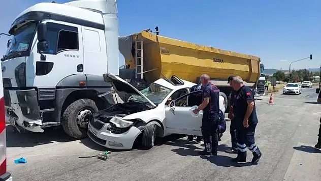 Otomobil ile kamyon çarpıştı