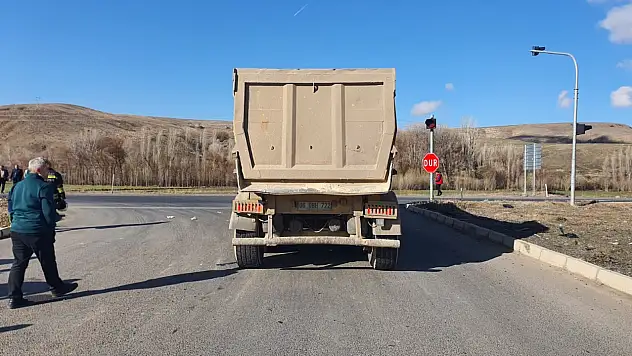 Otomobil ile kamyonet çarpıştı! 5 yaralı