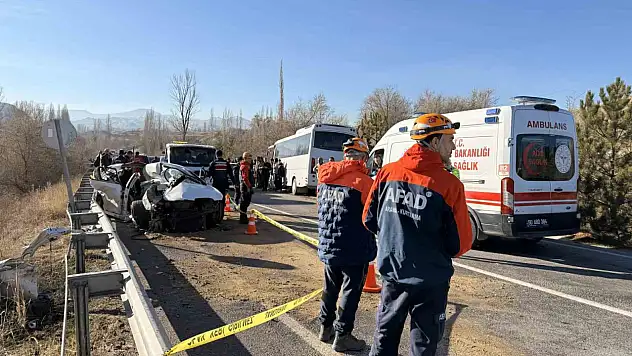 Trafikte can pazarı: Otomobil ile midibüs çarpıştı
