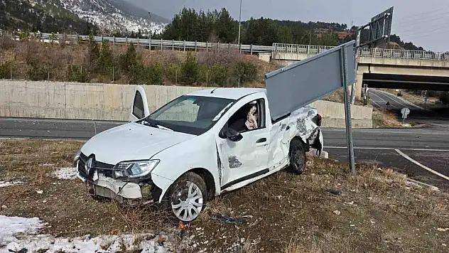 Otomobil ile tırın çarpıştığı kazada yaralanan olmadı!