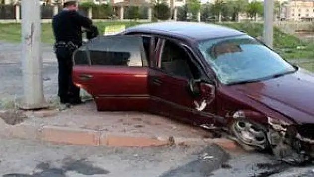 OTOMOBİL KALDIRIMA ÇIKARAK TRAFOYA ÇARPTI: 1 YARALI