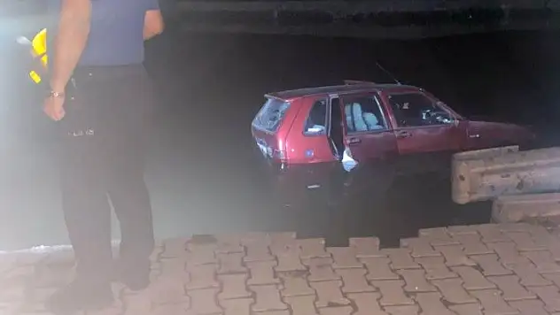 Otomobil kanala düştü! Yaralılar var!
