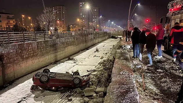 Kayseri'de otomobil 5 metrelik kanala uçtu