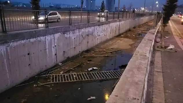 Otomobil kanala uçtu: 2 yaralı