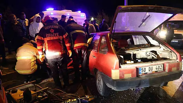 Otomobil kırmızı ışıkta bekleyen araca çarptı
