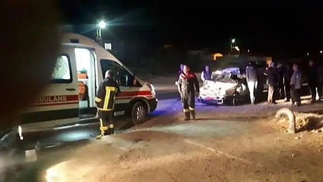Otomobil mandaya çarptı: 2 yaralı
