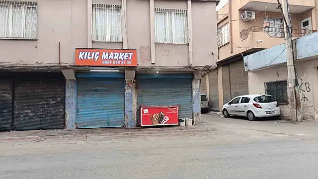 Direksiyon hakimiyetini kaybeden araç markete girdi