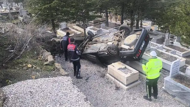 Otomobil mezarlığa uçtu, ters döndü!