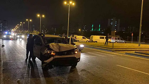 Otomobil minibüsle çarpıştı! 4 kişi...