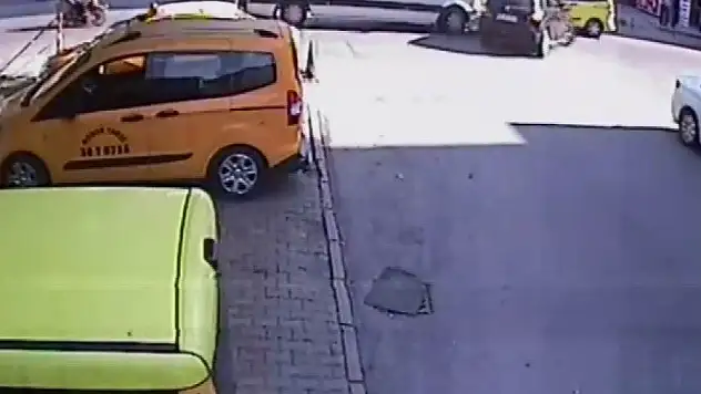 Otomobil, öğrenci servisine böyle çarptı
