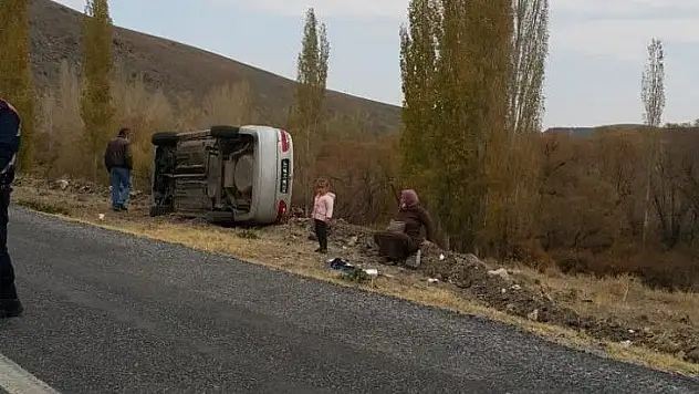 Otomobil şarampole devrildi! Yaralılar var...