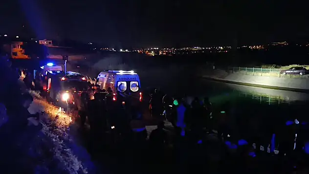 Otomobil sulama kanalına düştü: Baba ve oğlu...