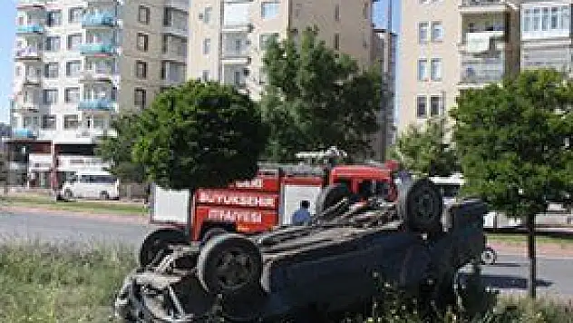 OTOMOBİL TAKLA ATTI: 2 YARALI