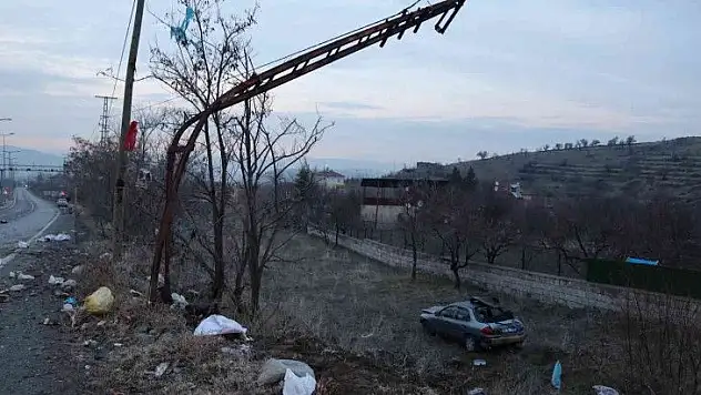 Otomobil tarlaya uçtu!