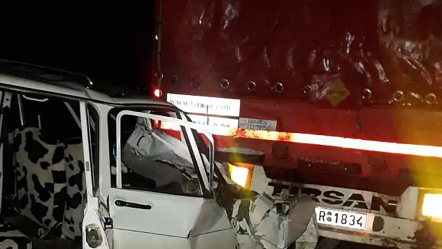 Otomobil tırın altına girdi: 1 yaralı
