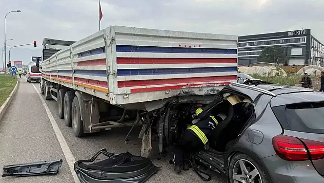 Otomobil tırın altına girdi