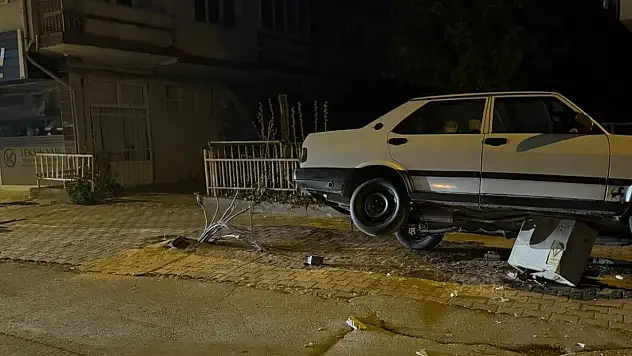Otomobil trafoya çıkarak durabildi!
