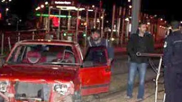 OTOMOBİL TRAMVAY YOLUNA GİRDİ