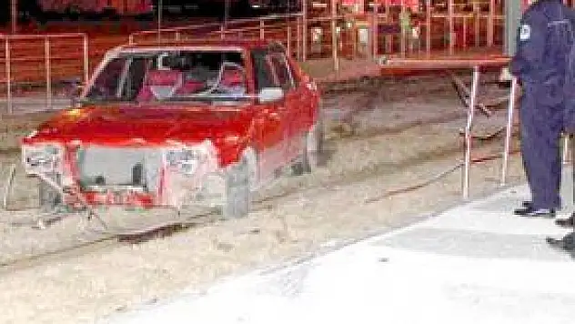 OTOMOBİL TRAMVAY YOLUNA GİRDİ