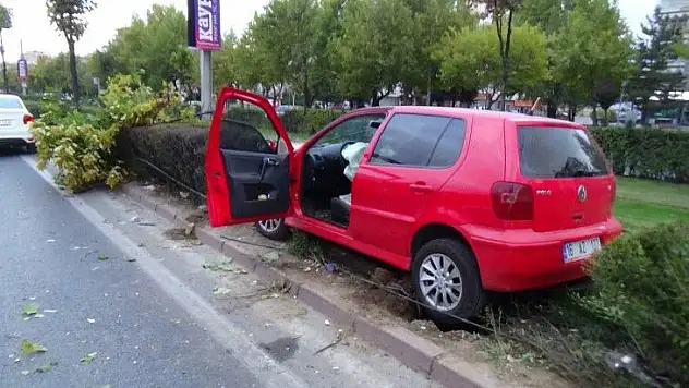 Otomobil tramvay yoluna uçtu