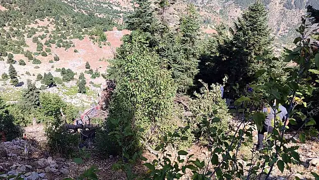 Uçuruma yuvarlanan aracı sürücüler fark etti! 2 kişi hayatını kaybetti