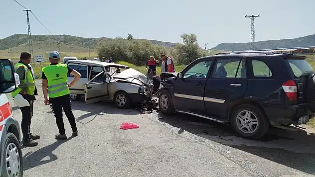 Otomobil ile cip kafa kafaya çarpıştı: 6 kişi...