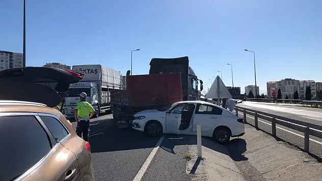 Otomobile tır çarpıştı: 2 yaralı