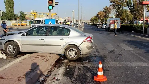 4 otomobilin karıştığı zincirleme kazada 2 kişi yaralandı