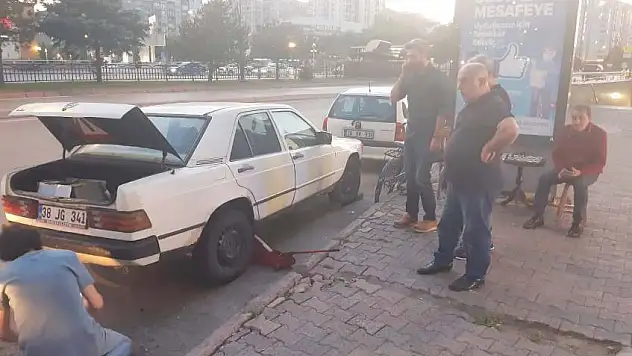 Otomobilin motor kısmına sıkışan kediyi itfaiye ekipleri kurtardı