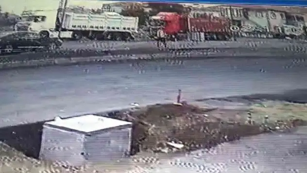 Otomobilin üniversite öğrencisine çarptığı kaza kamerada