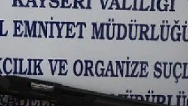 OTOMOBİLİN ZULASINDAN 20 KİLO EROİN ÇIKTI