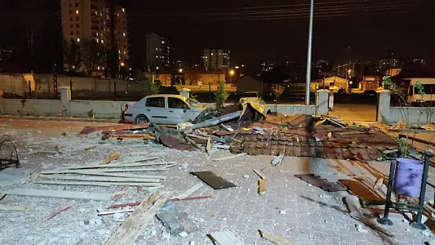 Üzerine çatı düştü, ağır yaralandı