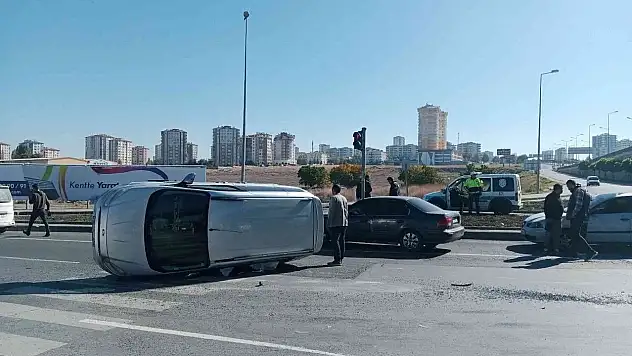 Otomobille hafif ticari araç çarpıştı...