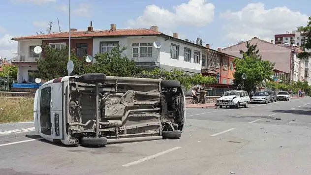 Araç yan yattı: Yaralılar var