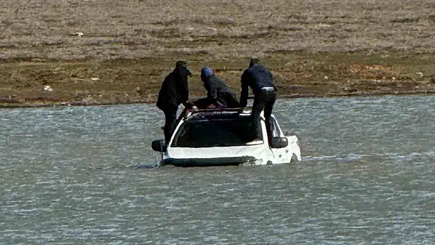 Göle otomobille girip mahsur kaldılar!
