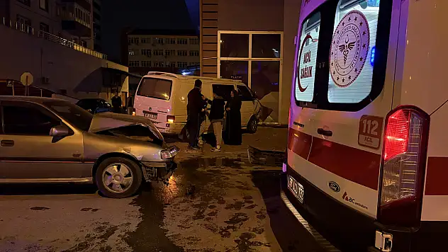 Otomobille minibüs çarpıştı, ortalık savaş alanına döndü! 2 yaralı