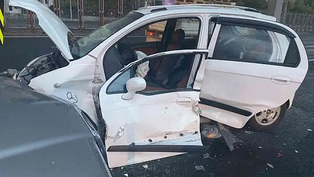 Otomobiller çarpıştı!