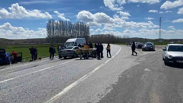 Otomobiller çarpıştı 4 kişi...