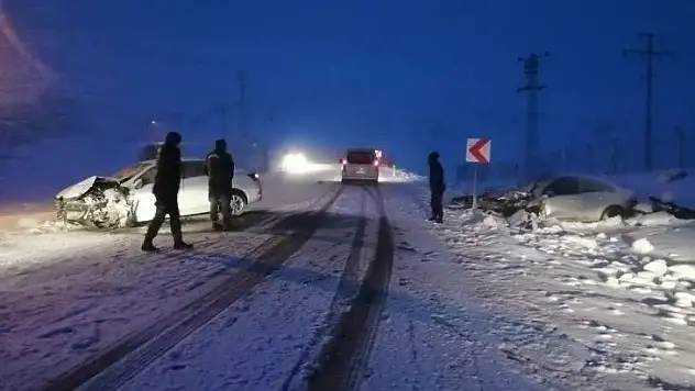 Otomobiller çarpıştı... Yaralılar var...
